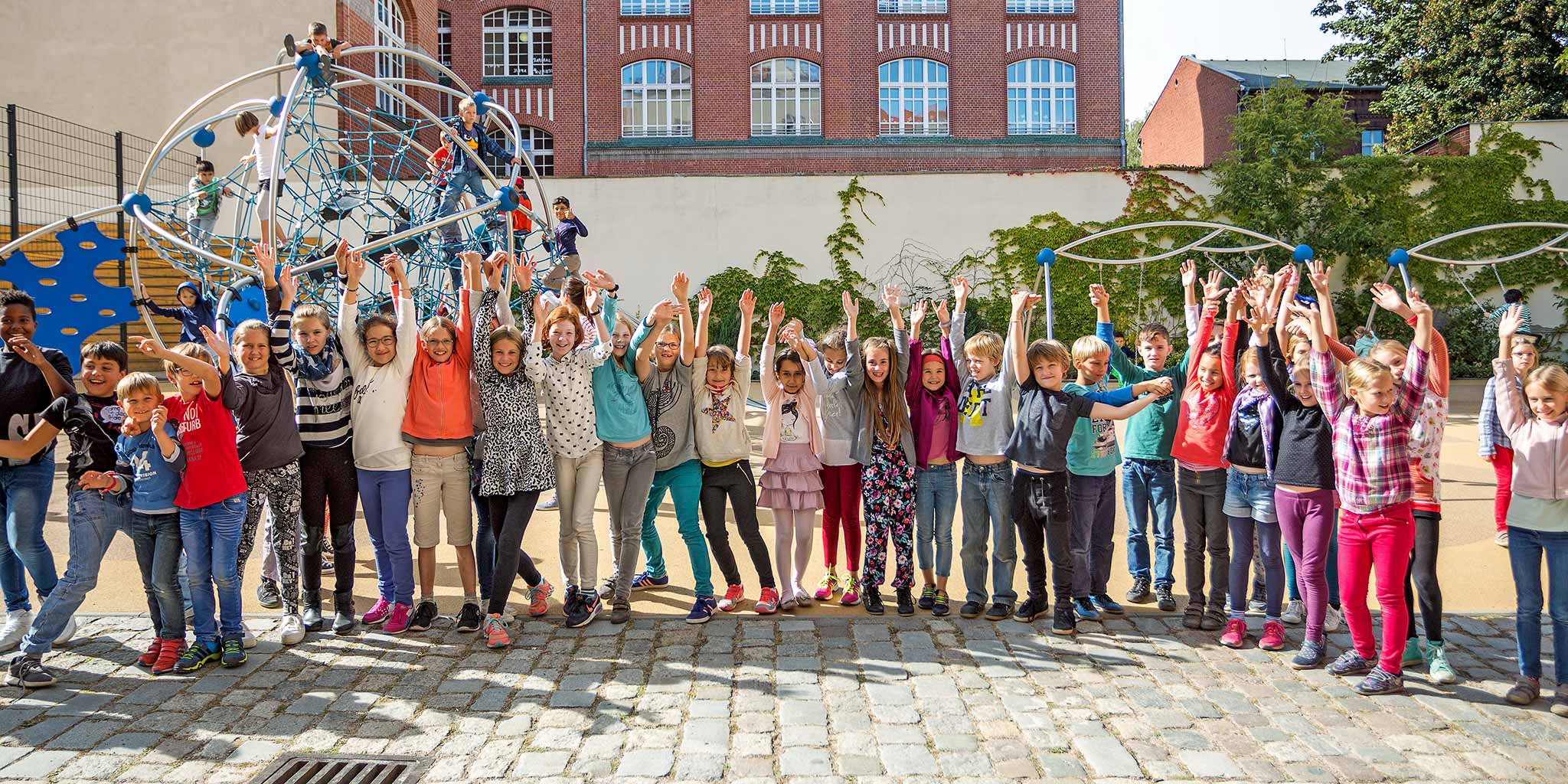 Eine Gruppe von fröhlichen SchülerInnen auf dem Schulhof