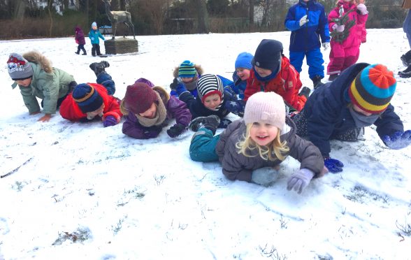 Kinder spielen im Schnee