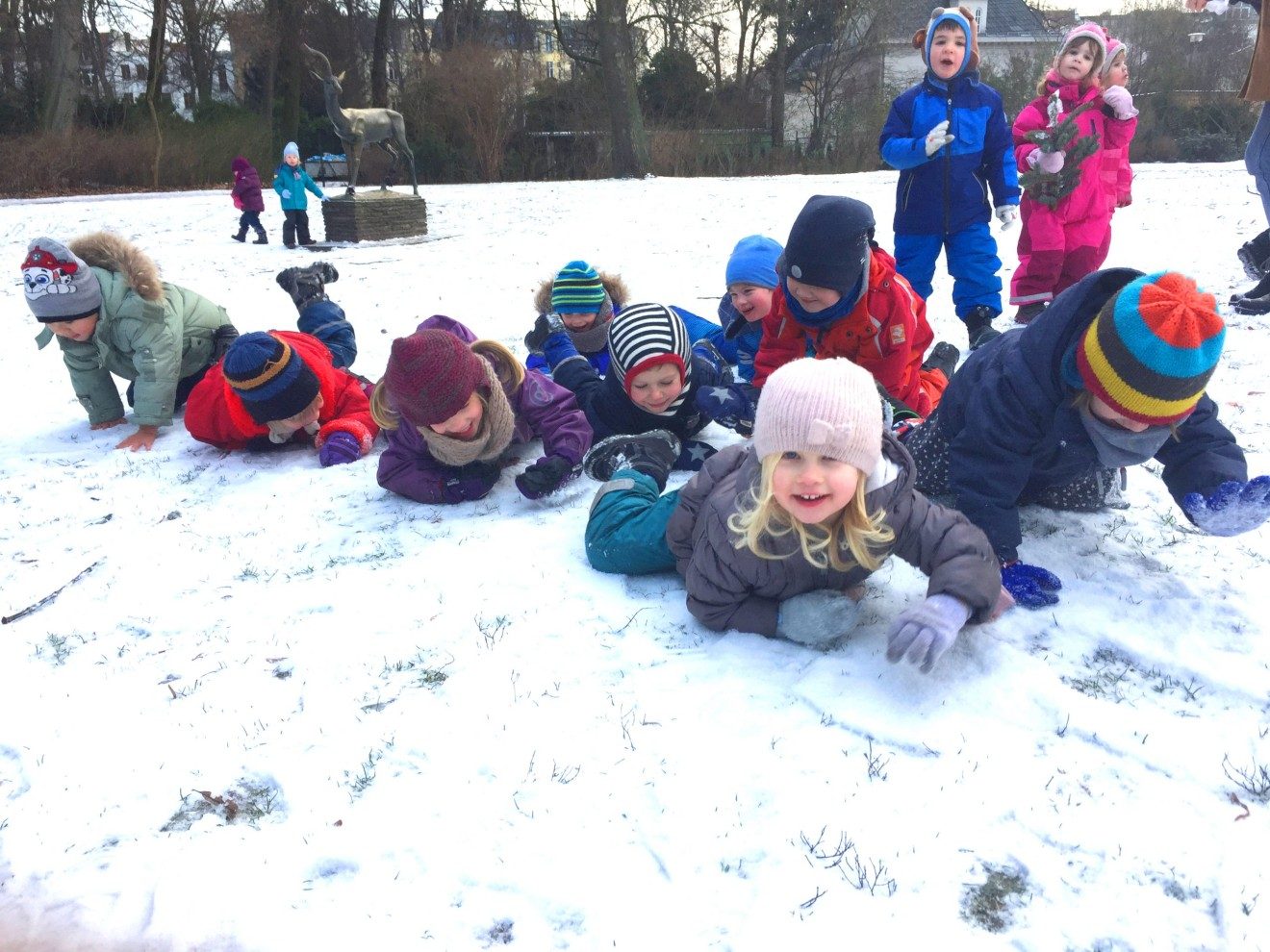 Kinder spielen im Schnee