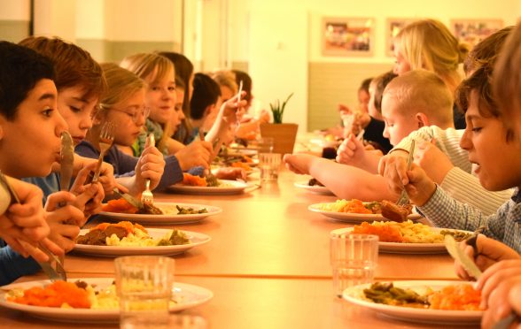 Kinder beim Truthahnbraten essen