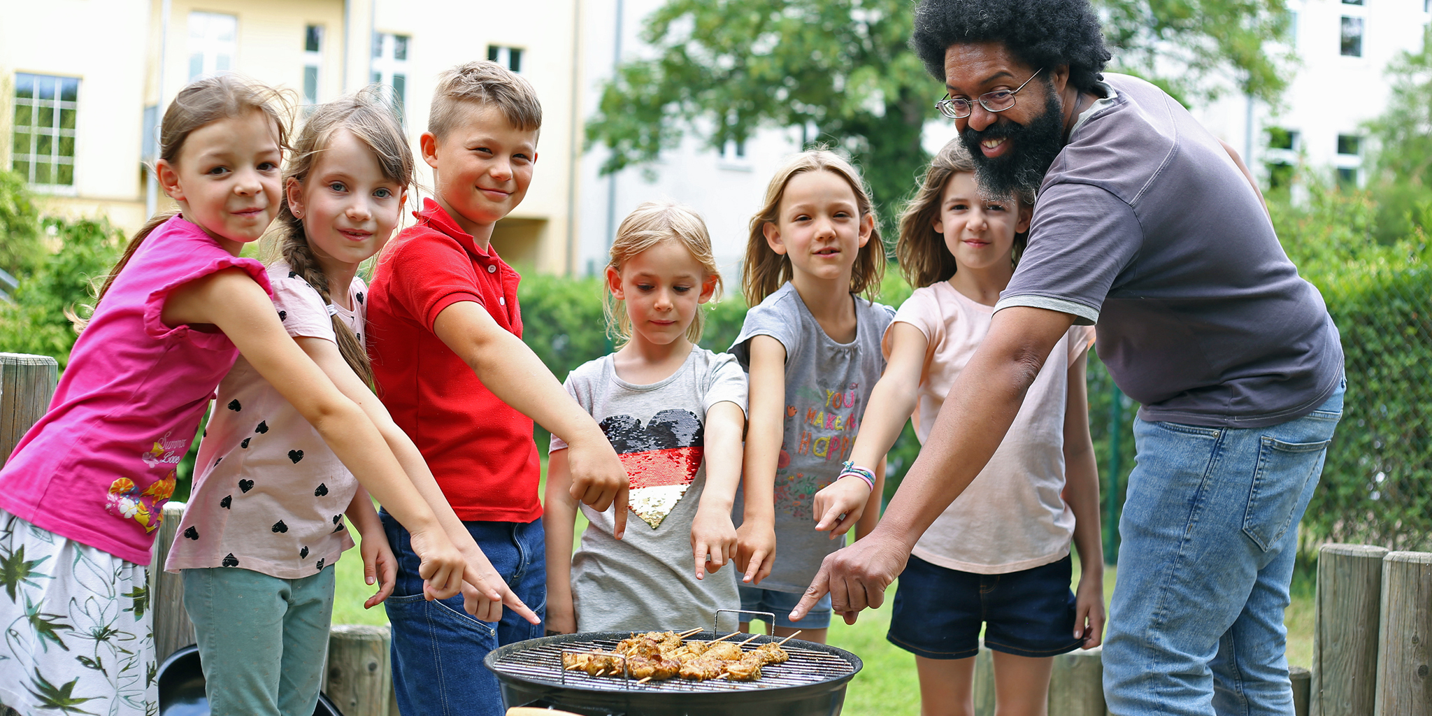 Erzieher und Kinder im Kochkurs