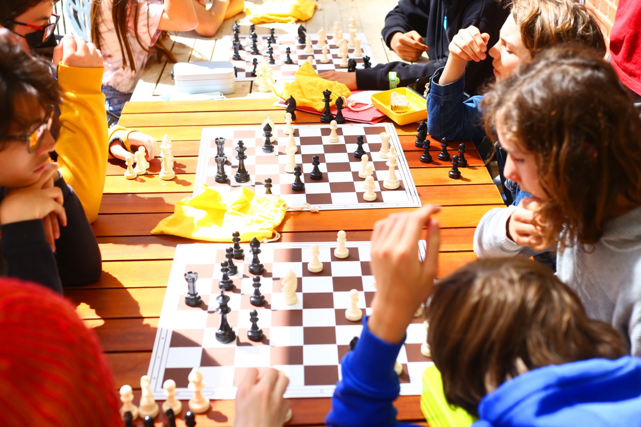 Schüler:innen spielen Schach