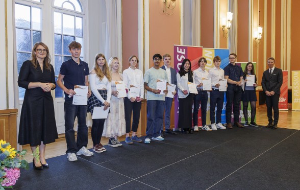 Schüler*innen mit ihren Urkunden des Duke of Edinburghs Award
