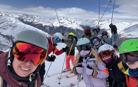 Foto einer Skigruppe auf der Piste